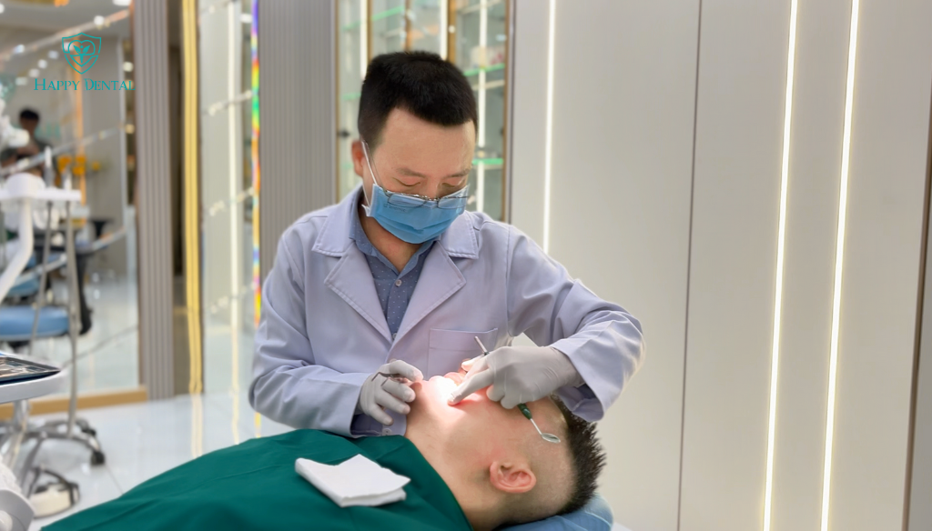 Top 15+ Nha Khoa Uy Tín HCM | Nha Khoa Uy Tín Sài Gòn 4 Bác sĩ Trường đang thăm khám và điều trị răng cho khách tại Happy Dental
