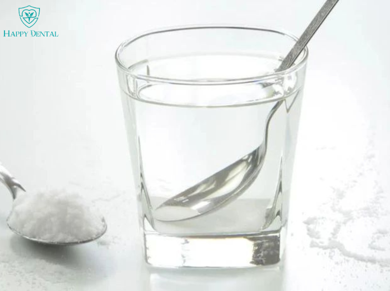 Súc miệng bằng nước muối