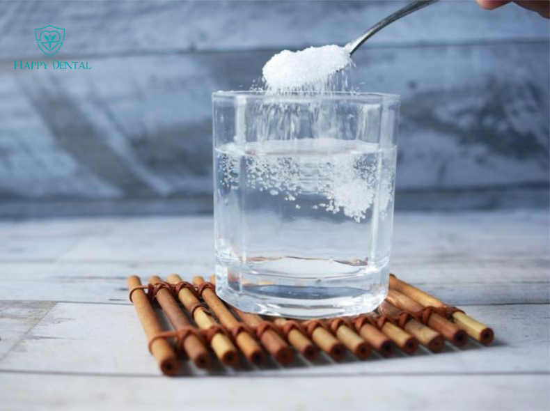 Súc miệng bằng nước muối 