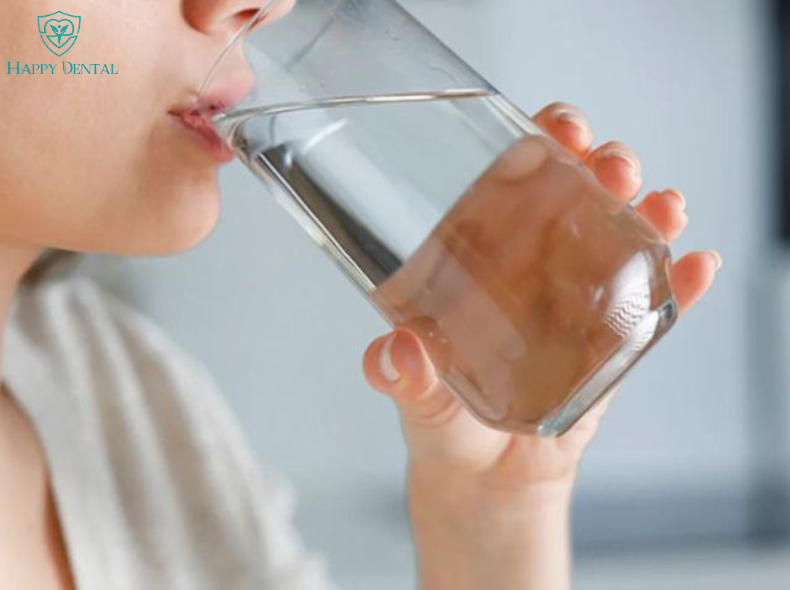 Súc miệng bằng nước muối
